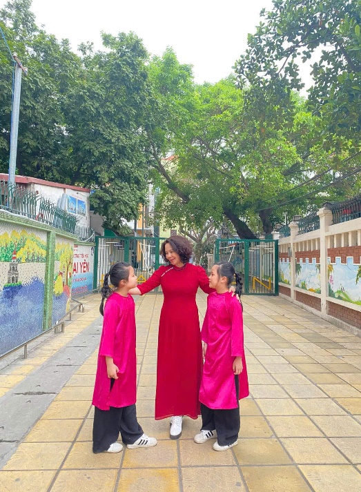 Ảnh có chứa trang phục, ngoài trời, cây cối, bầu trời

Nội dung do AI tạo ra có thể không chính xác.