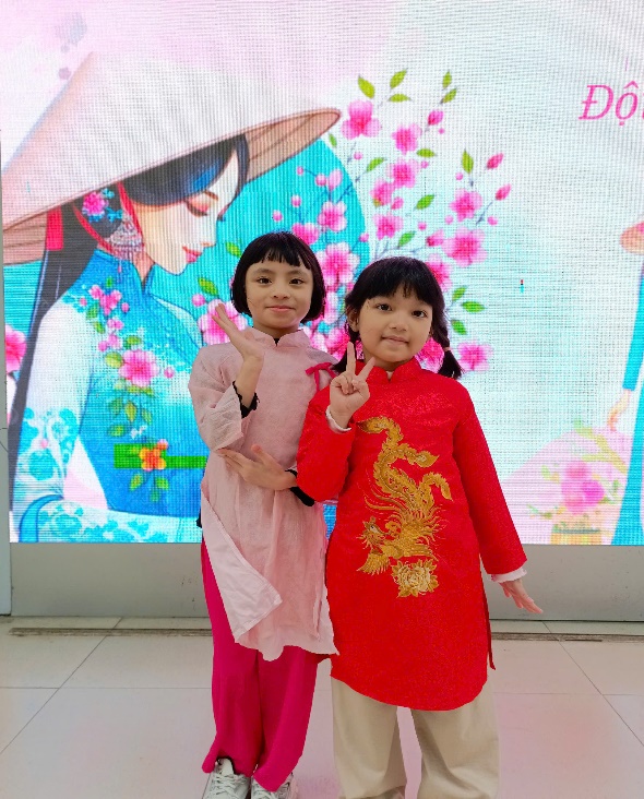 Ảnh có chứa trang phục, Mặt người, người, tường

Nội dung do AI tạo ra có thể không chính xác.