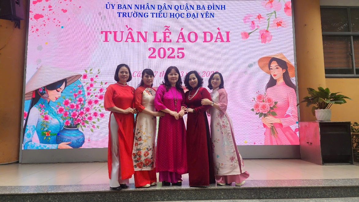 Ảnh có chứa văn bản, trang phục, người, màu hồng

Nội dung do AI tạo ra có thể không chính xác.