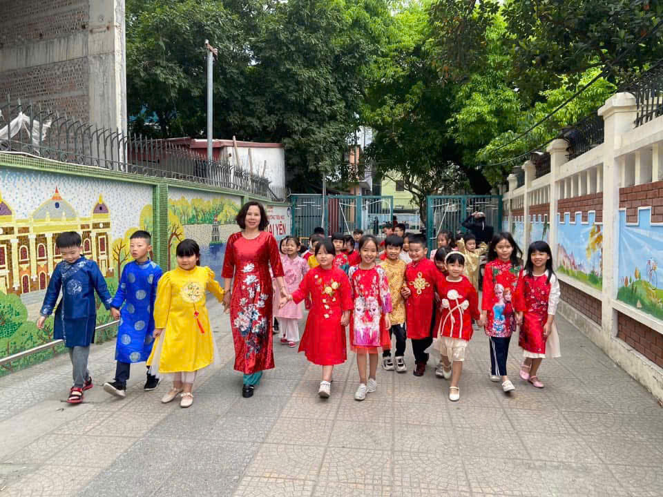 Ảnh có chứa trang phục, ngoài trời, người, giày dép

Nội dung do AI tạo ra có thể không chính xác.