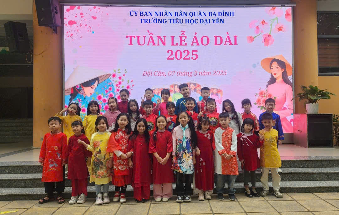 Ảnh có chứa văn bản, trang phục, người, giày dép

Nội dung do AI tạo ra có thể không chính xác.