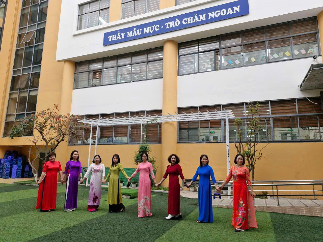 Ảnh có chứa tòa nhà, ngoài trời, cỏ, trang phục

Nội dung do AI tạo ra có thể không chính xác.