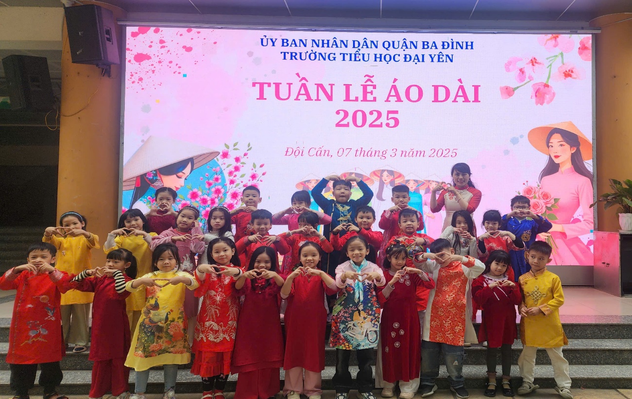 Ảnh có chứa trang phục, người, văn bản, nhóm

Nội dung do AI tạo ra có thể không chính xác.