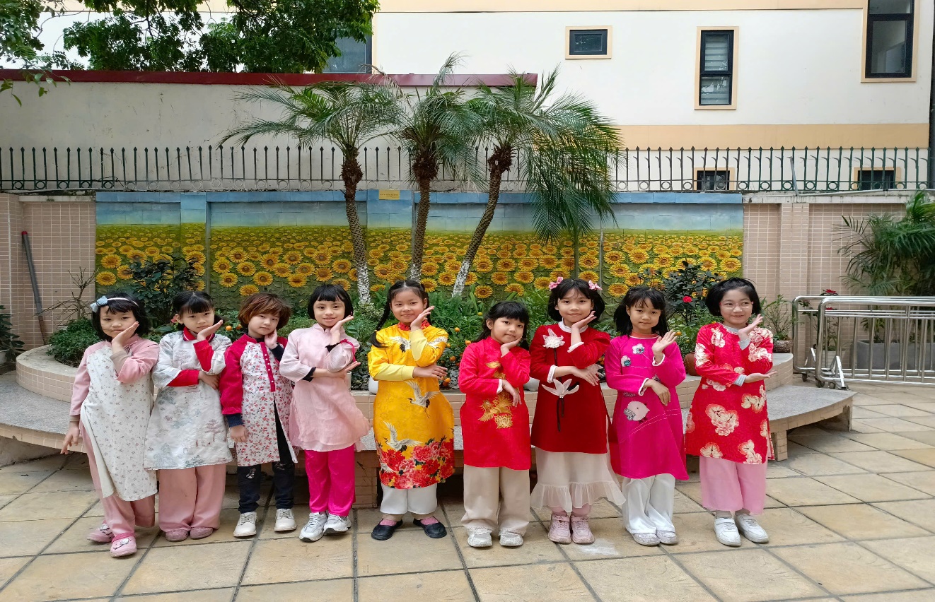 Ảnh có chứa trang phục, người, ngoài trời, cười

Nội dung do AI tạo ra có thể không chính xác.