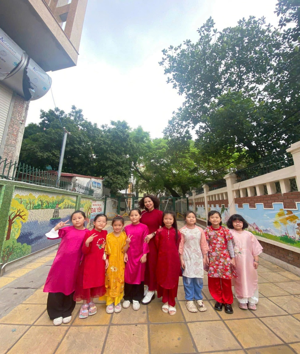 Ảnh có chứa bầu trời, ngoài trời, người, trang phục

Nội dung do AI tạo ra có thể không chính xác.