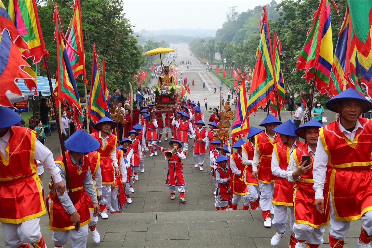 Rước kiệu về Đền Hùng.