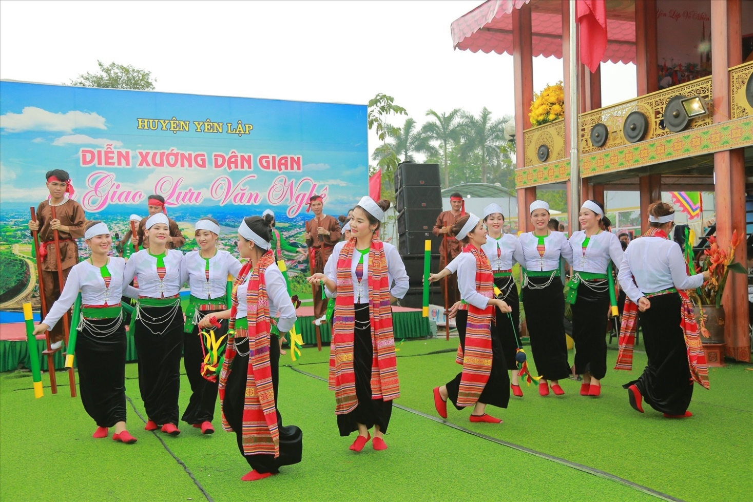 Diễn xướng dân gian của đồng bào Mường huyện Yên Lập tại Đền Hùng.