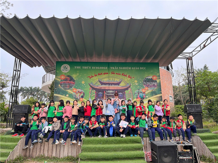 A group of children posing for a photo

AI-generated content may be incorrect.