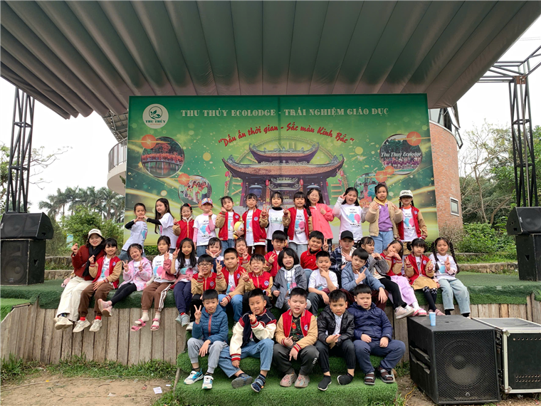 A group of children posing for a photo

AI-generated content may be incorrect.