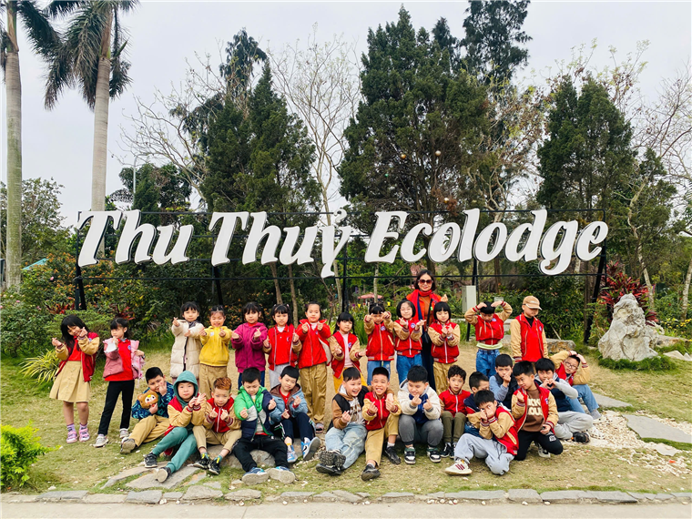 A group of children posing for a photo

AI-generated content may be incorrect.