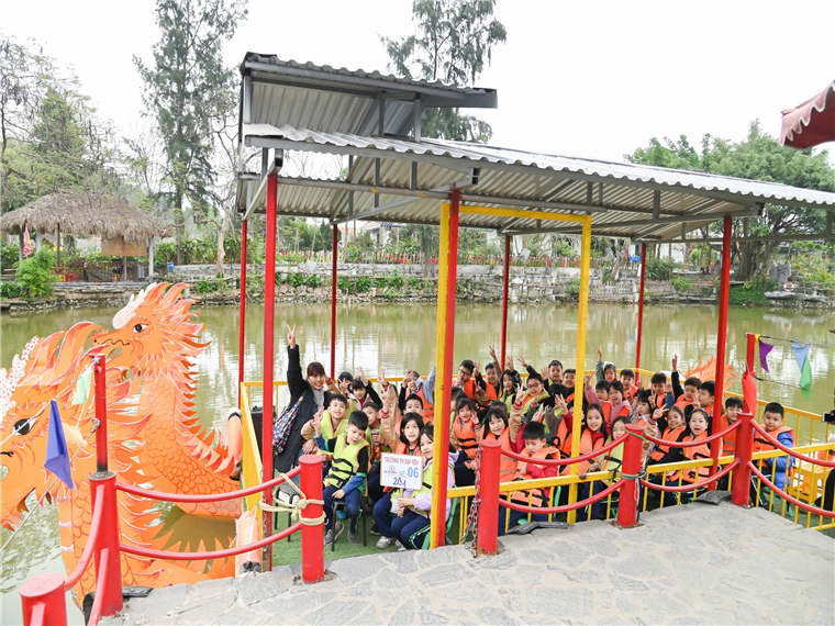 A group of people sitting on a boat

AI-generated content may be incorrect.