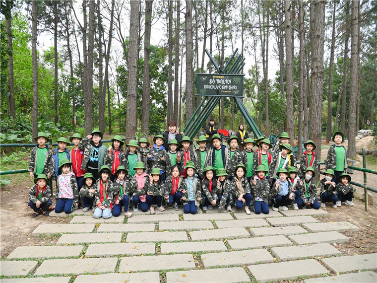 A group of people in uniform posing for a photo

AI-generated content may be incorrect.