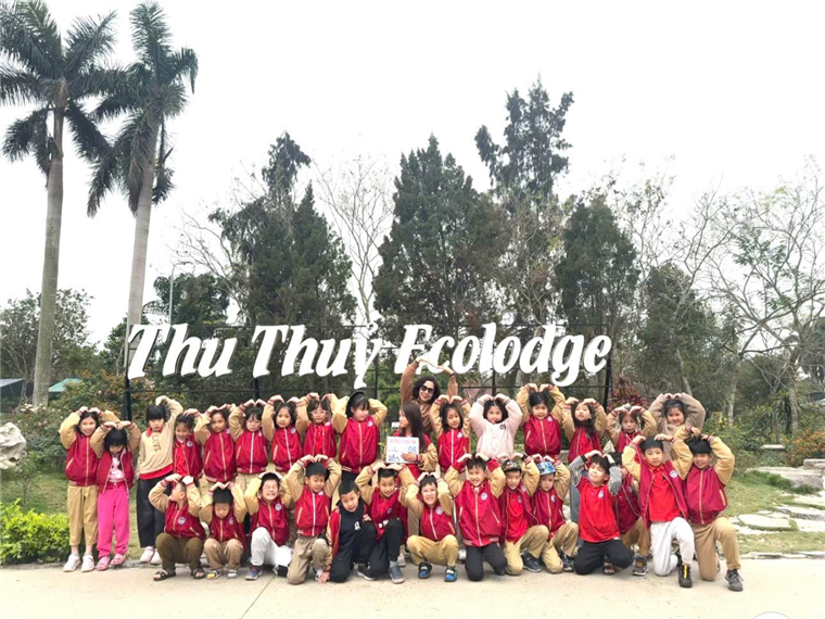 A group of children posing for a photo

AI-generated content may be incorrect.