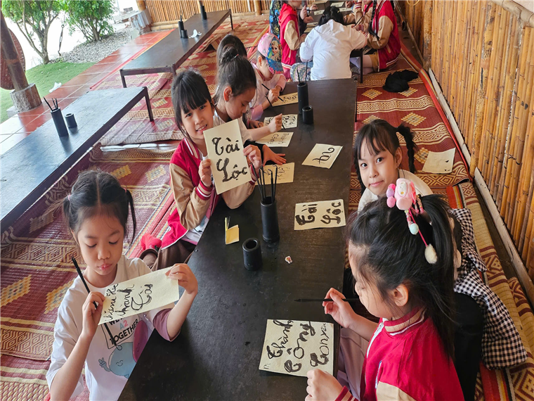 A group of children sitting at a table with paper signs

AI-generated content may be incorrect.