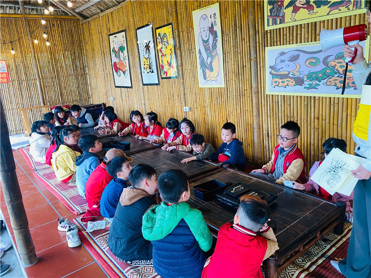 A group of children sitting around a table

AI-generated content may be incorrect.