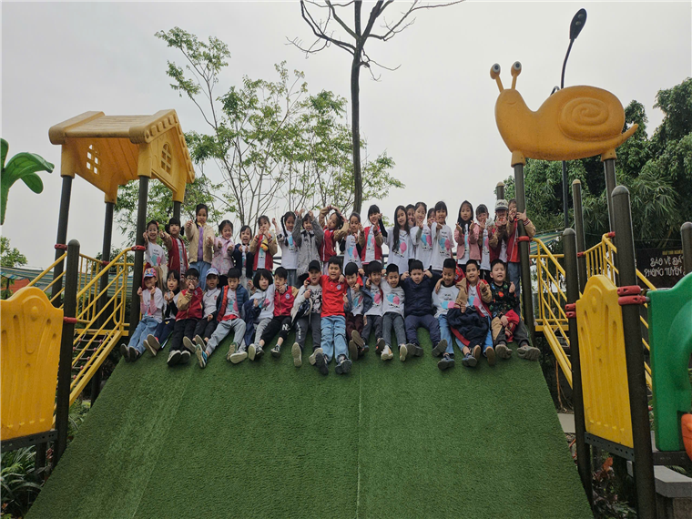 A group of children sitting on a hill

AI-generated content may be incorrect.