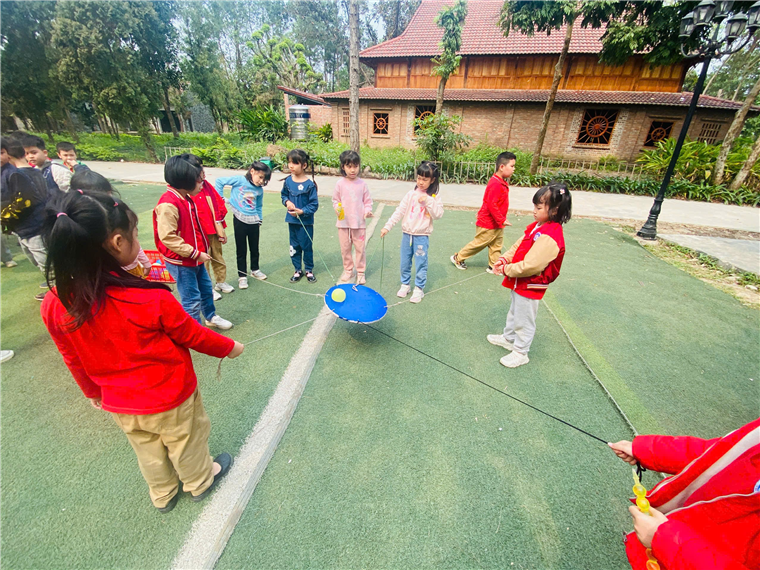 A group of children playing with a frisbee

AI-generated content may be incorrect.