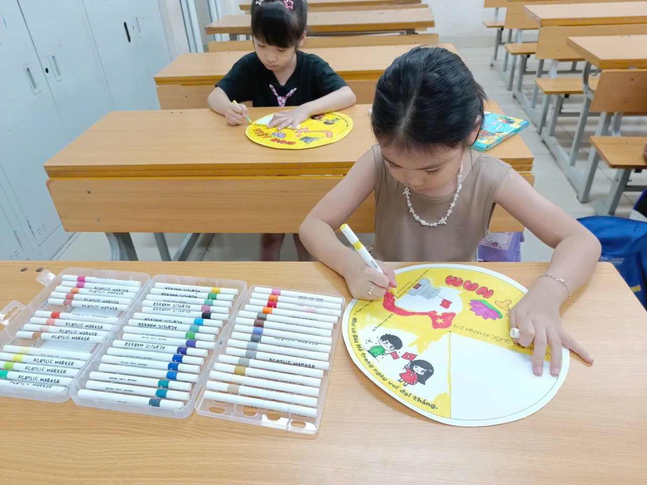 A young girls painting at a desk
AI-generated content may be incorrect.