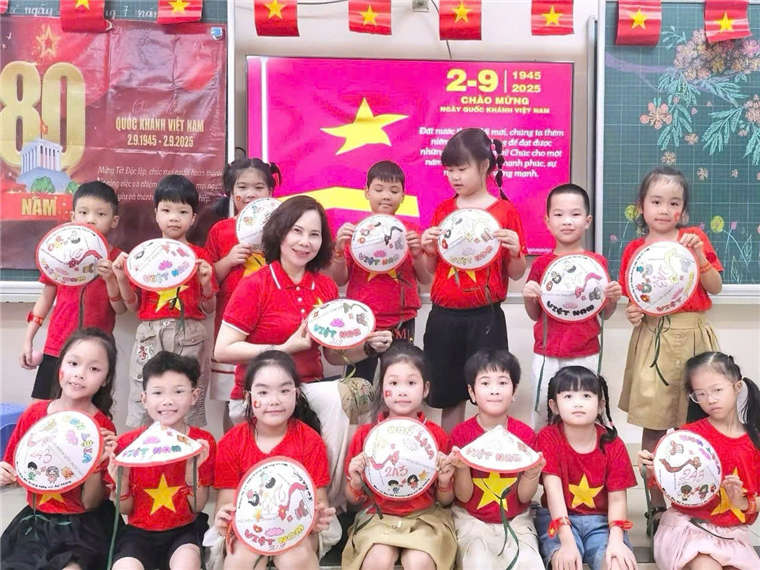 A group of children holding a paper plate
AI-generated content may be incorrect.