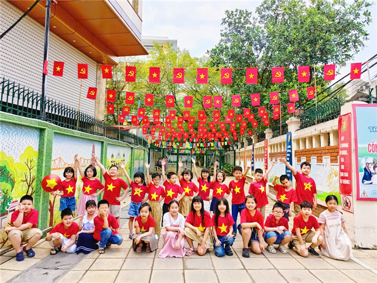 A group of children posing for a photo
AI-generated content may be incorrect.