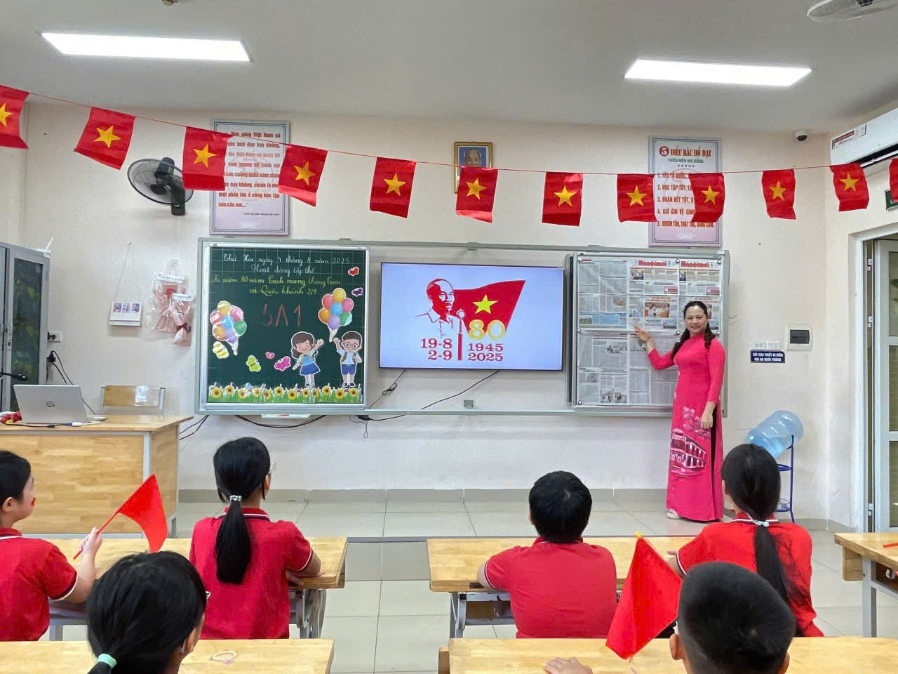 A person standing in front of a classroom with a group of kids
AI-generated content may be incorrect.