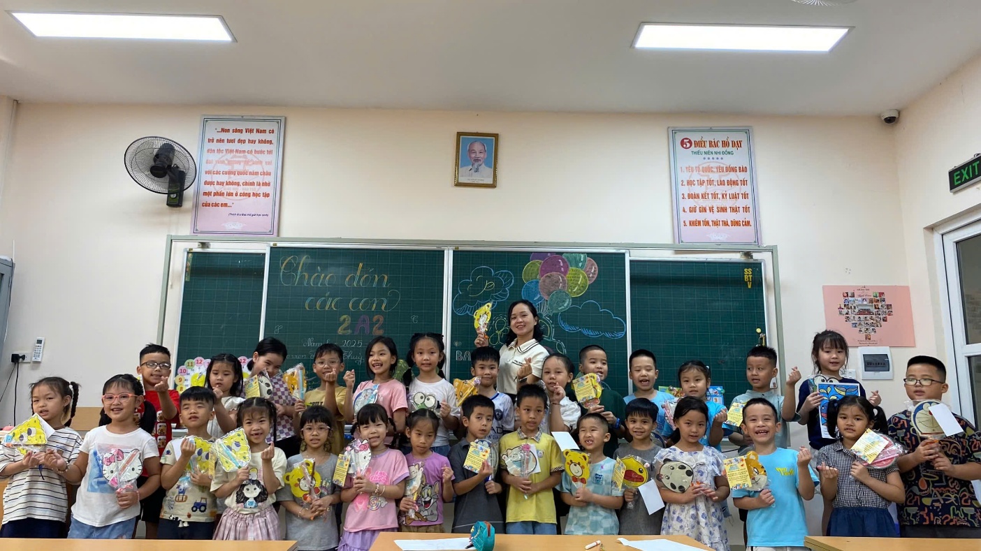 Ảnh có chứa trang phục, văn bản, trong nhà, người

Nội dung do AI tạo ra có thể không chính xác.