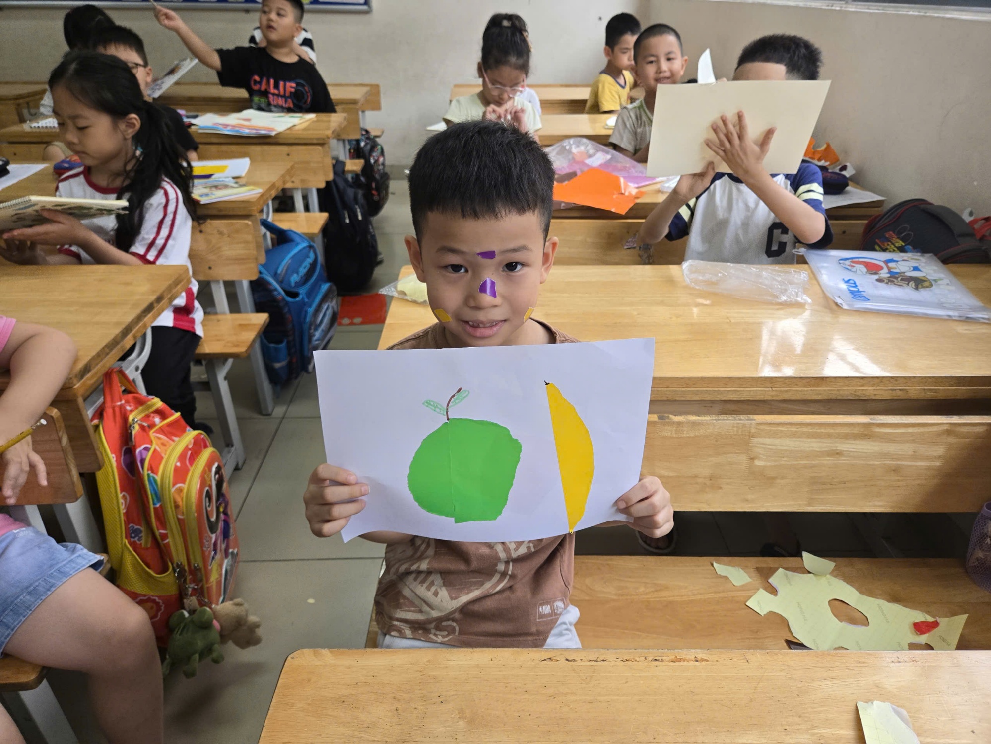 Ảnh có chứa trang phục, người, Mặt người, cậu bé
Nội dung do AI tạo ra có thể không chính xác.