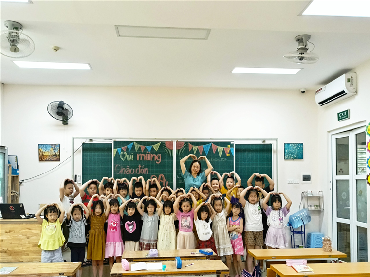 Ảnh có chứa trang phục, tường, trong nhà, người
Nội dung do AI tạo ra có thể không chính xác.