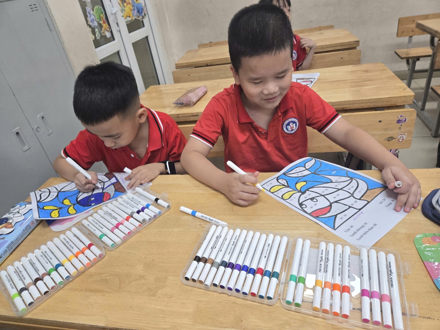 Ảnh có chứa trang phục, trong nhà, người, Học tập
Nội dung do AI tạo ra có thể không chính xác.