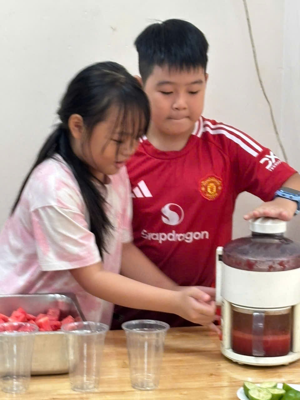 Ảnh có chứa người, trang phục, Mặt người, trong nhà
Nội dung do AI tạo ra có thể không chính xác.