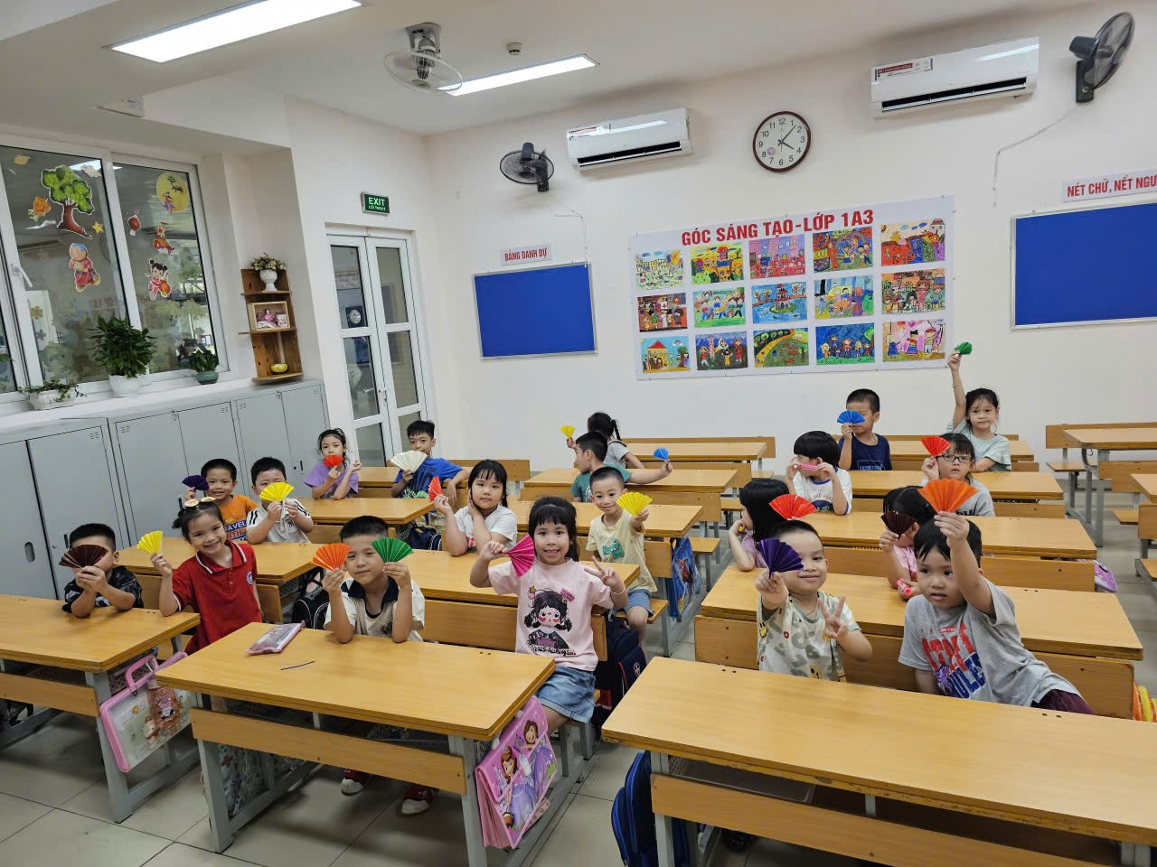 Ảnh có chứa trong nhà, đồ đạc, phòng học, lớp
Nội dung do AI tạo ra có thể không chính xác.