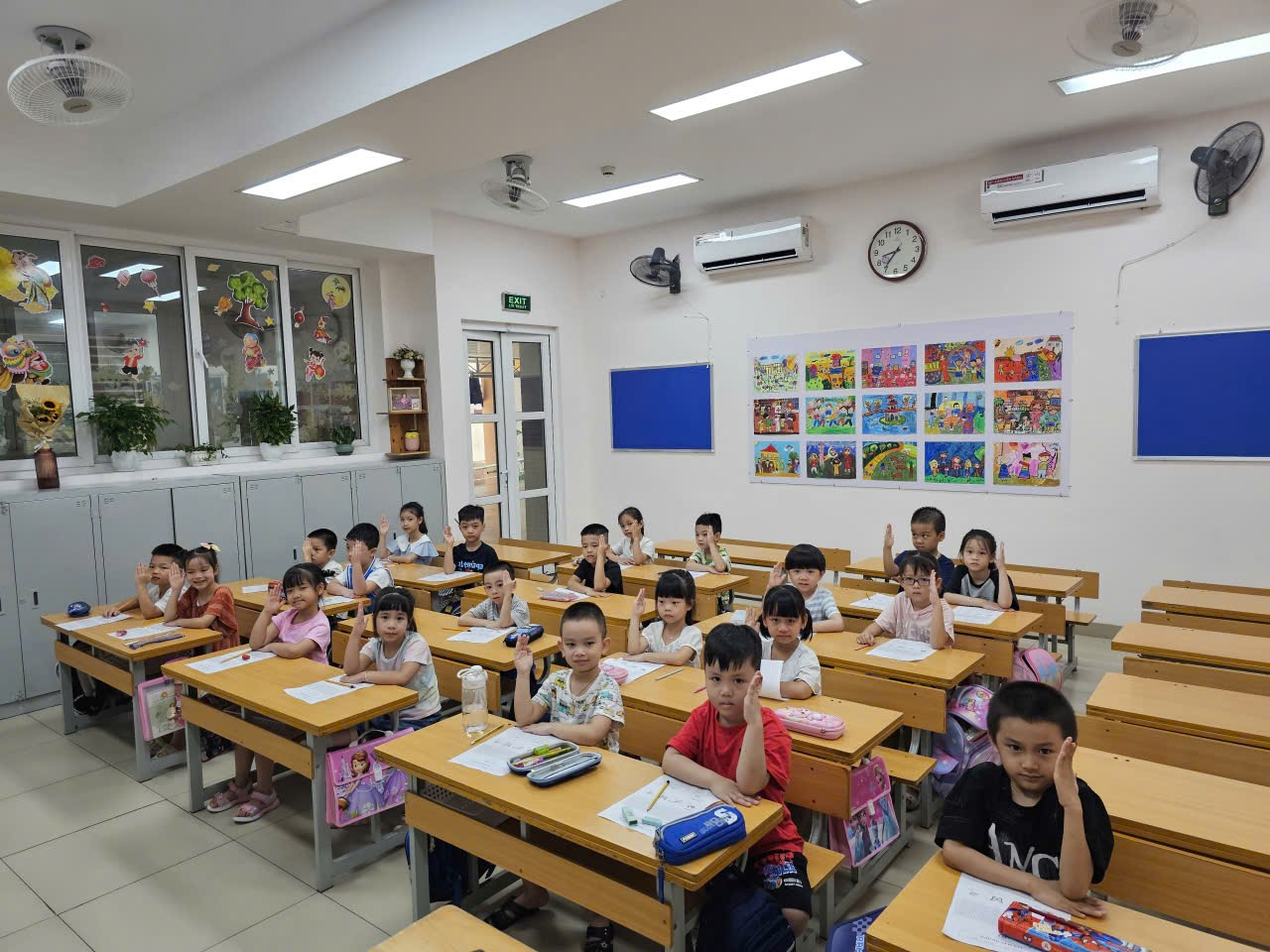 Ảnh có chứa trong nhà, đồ đạc, Giáo dục, phòng học
Nội dung do AI tạo ra có thể không chính xác.