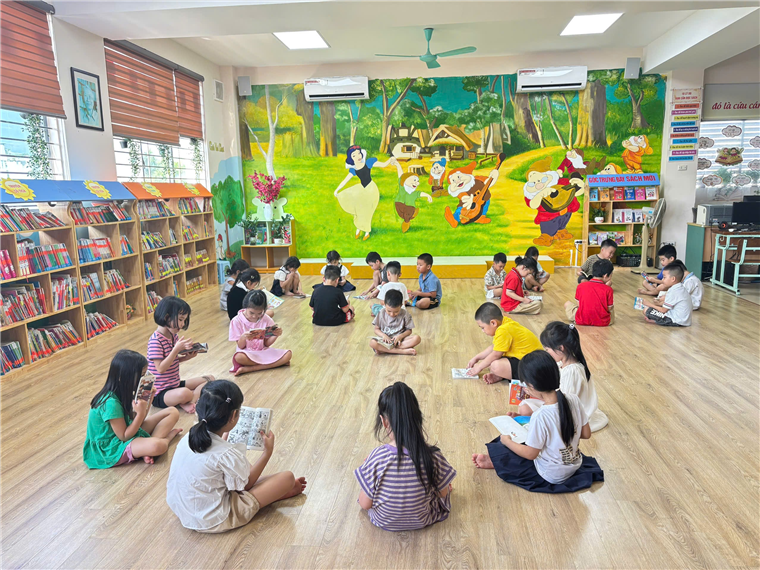 Ảnh có chứa trang phục, trong nhà, cậu bé, trường học
Nội dung do AI tạo ra có thể không chính xác.