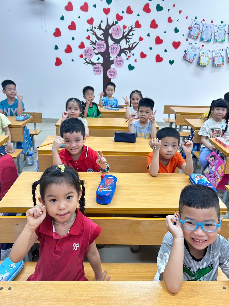 Ảnh có chứa Mặt người, trang phục, cậu bé, người
Nội dung do AI tạo ra có thể không chính xác.