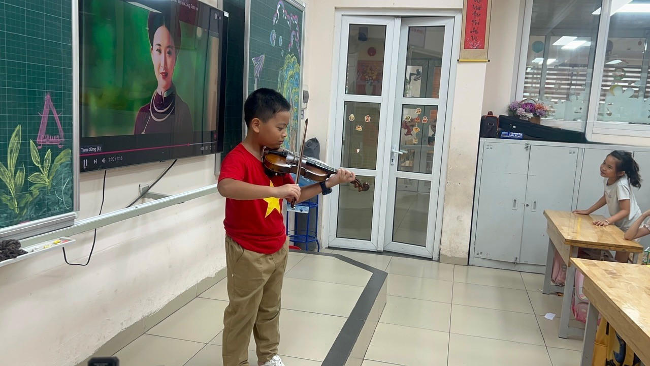 A child playing a violin
AI-generated content may be incorrect.