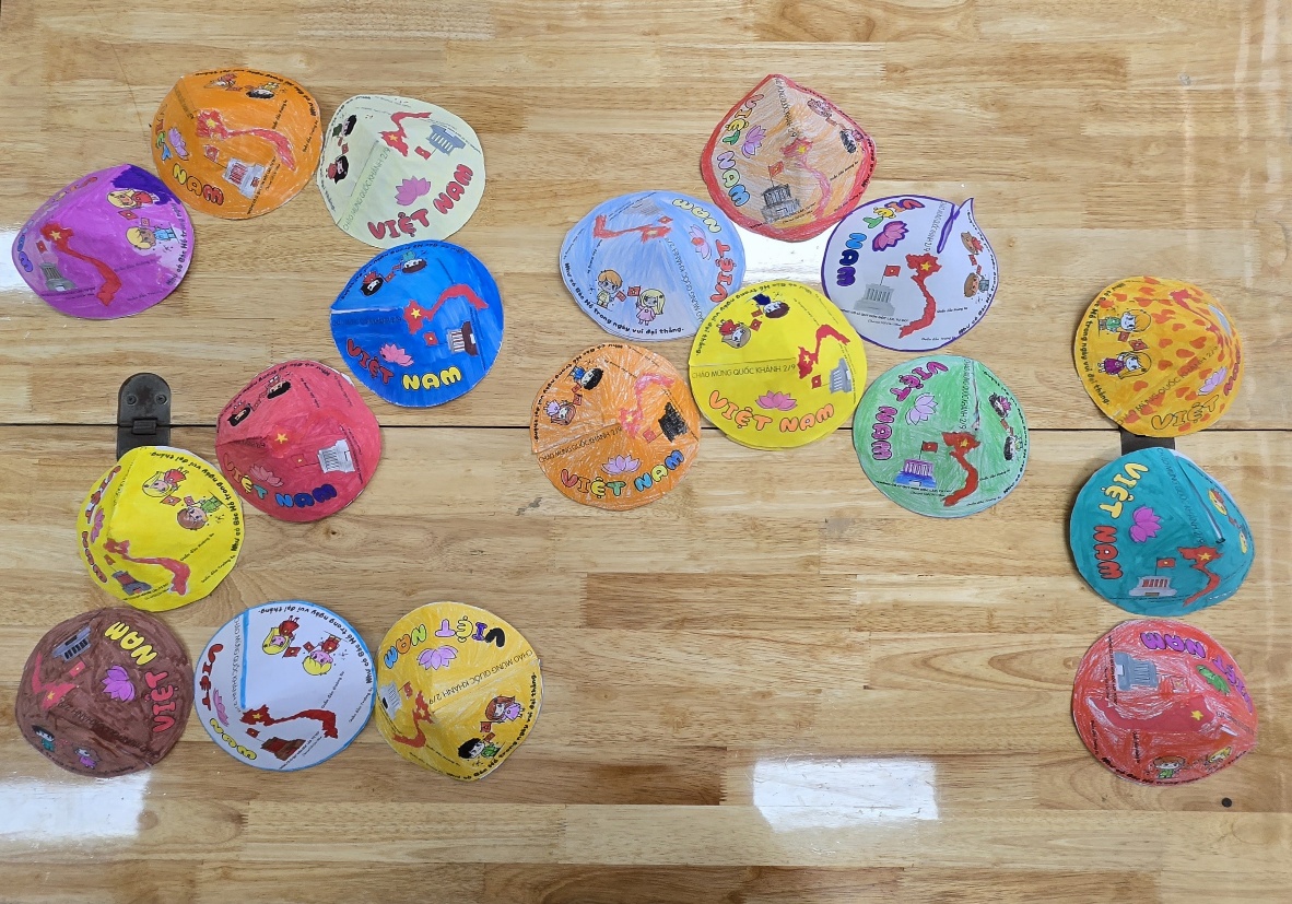 A group of colorful paper hats on a wooden surface

AI-generated content may be incorrect.