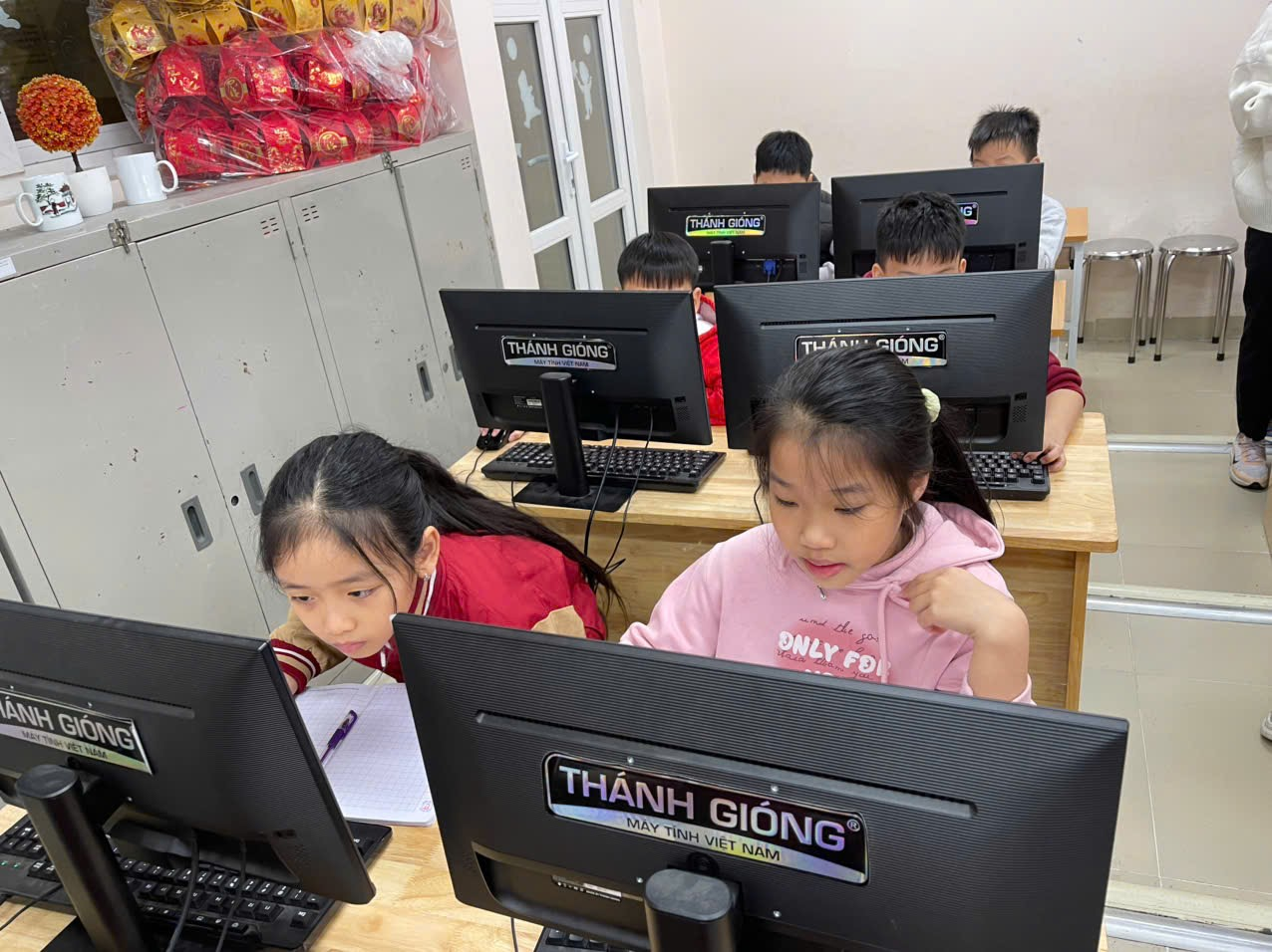 A group of children working on computers

AI-generated content may be incorrect.