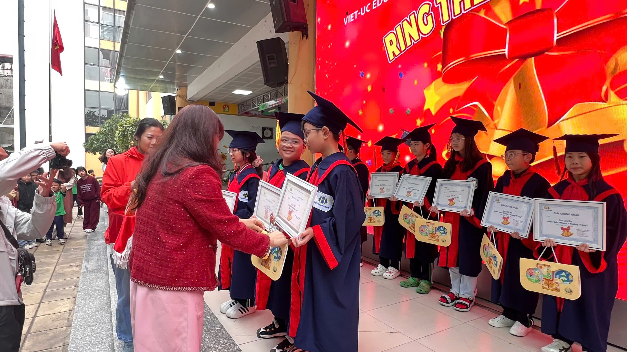 A group of people in graduation gowns and caps

AI-generated content may be incorrect.