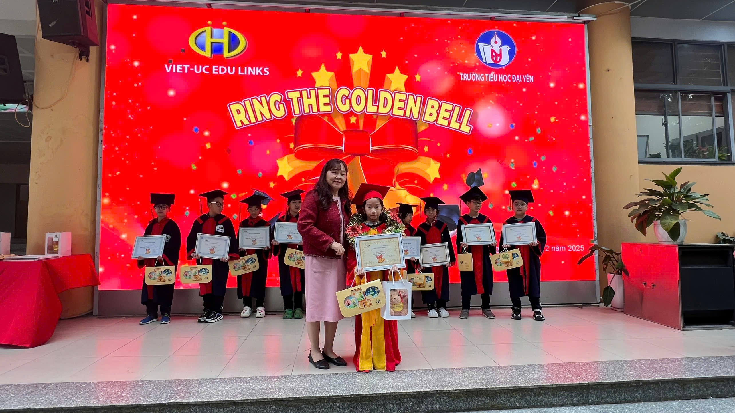 A group of people holding certificates

AI-generated content may be incorrect.