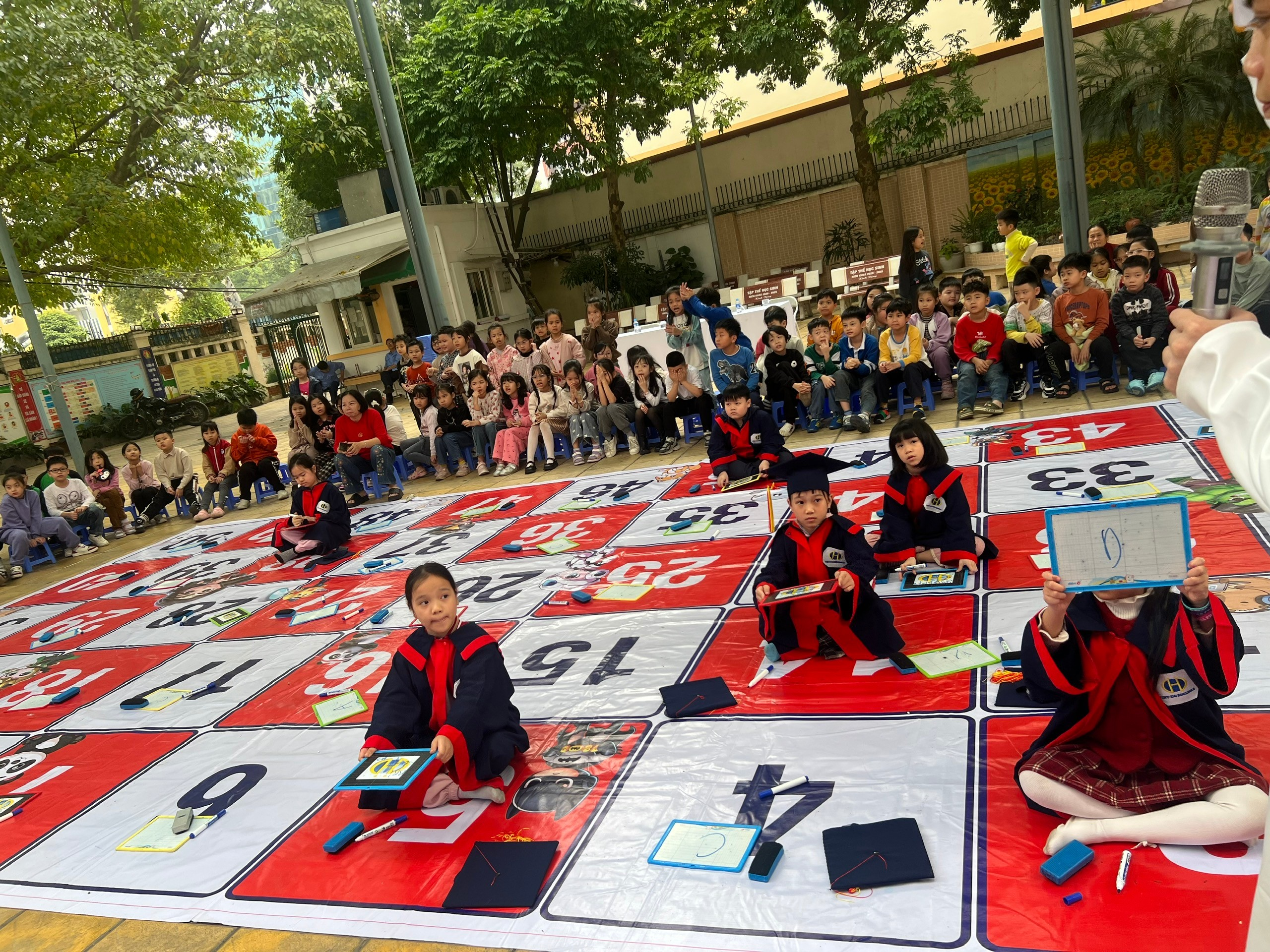 A group of children sitting on a large rug

AI-generated content may be incorrect.