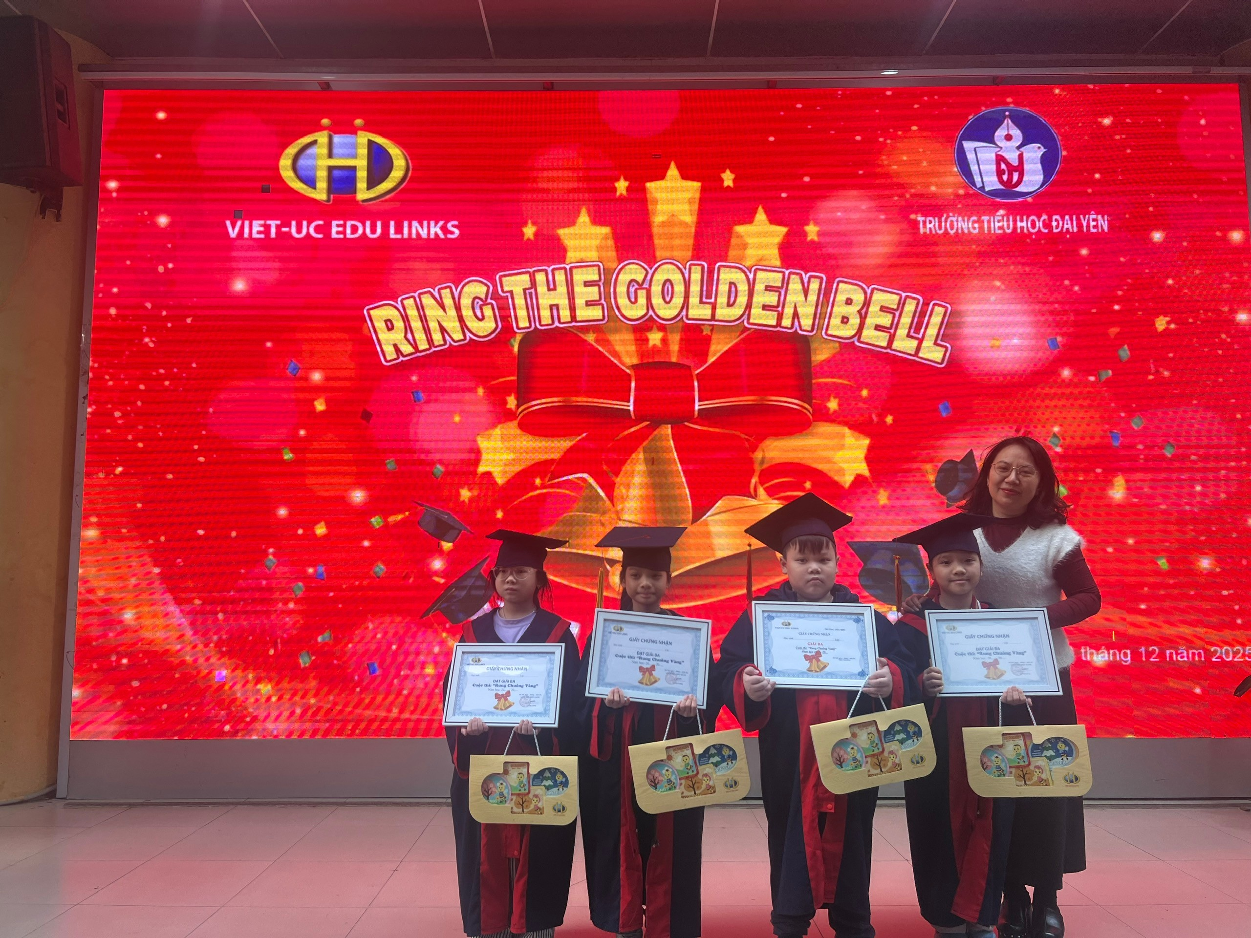 A group of kids holding certificates

AI-generated content may be incorrect.