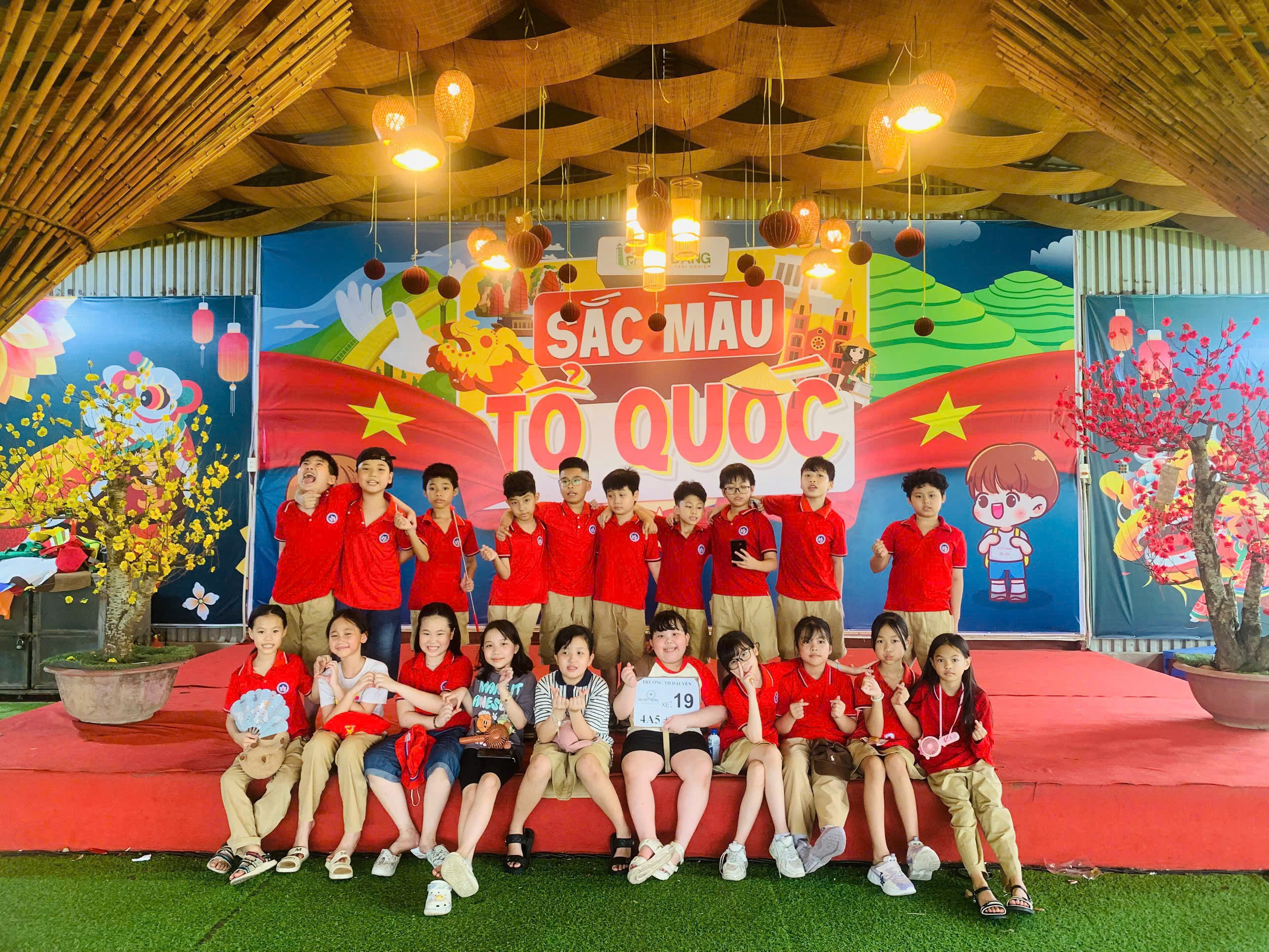 A group of children posing for a photo

AI-generated content may be incorrect.