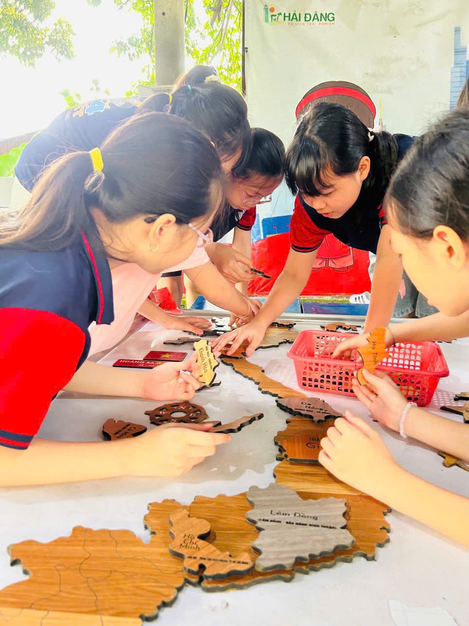 A group of girls playing with wood pieces

AI-generated content may be incorrect.