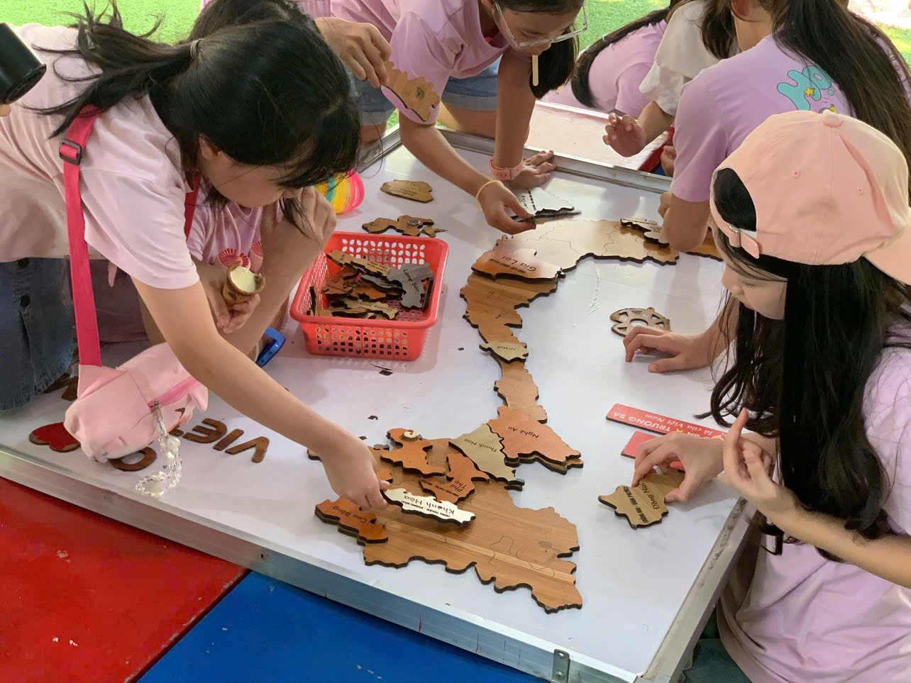 A group of girls playing with puzzle pieces

AI-generated content may be incorrect.