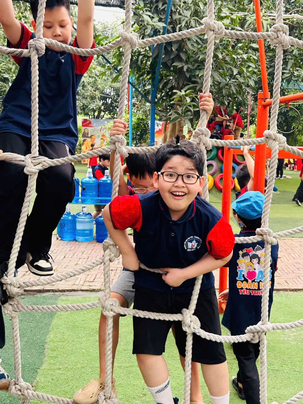 A child climbing on a rope net

AI-generated content may be incorrect.