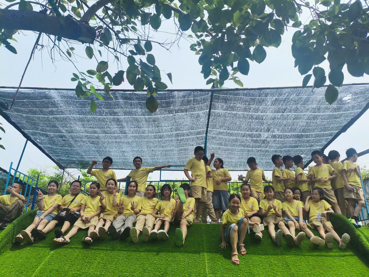 A group of people sitting under a tarp

AI-generated content may be incorrect.