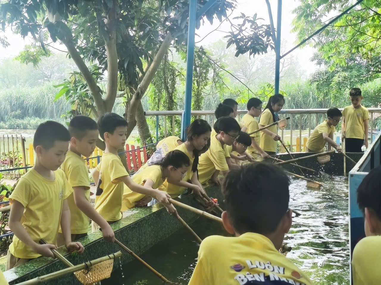 A group of children rowing in a pond

AI-generated content may be incorrect.