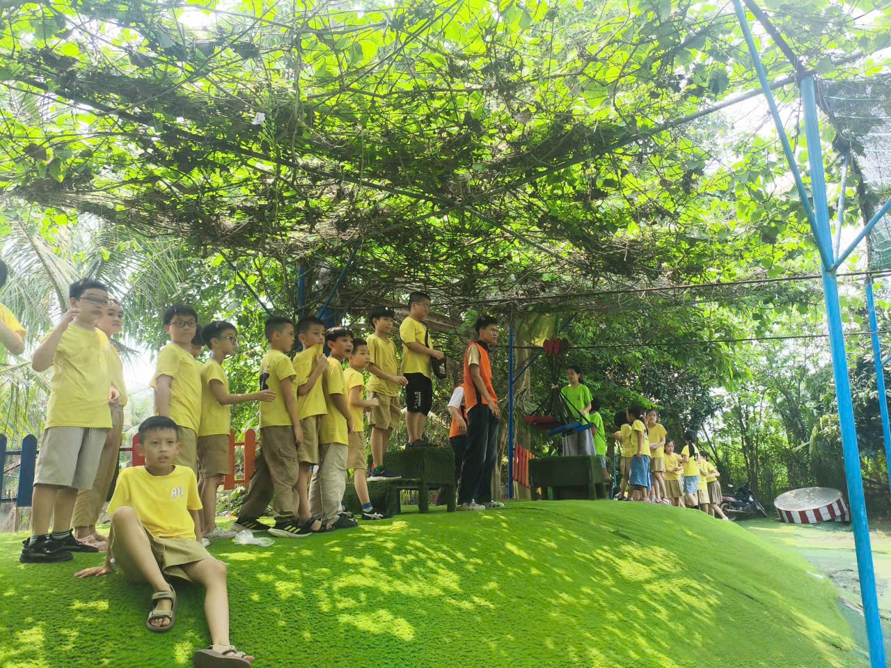 A group of people standing on grass

AI-generated content may be incorrect.