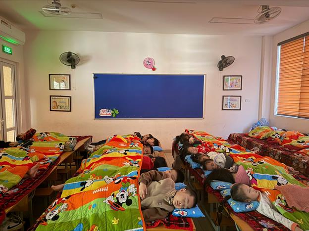 BÁN TRÚ ẤM ÁP – GIẤC NGỦ NGON CHO HỌC SINH KHỐI 1 TRONG MÙA ĐÔNG