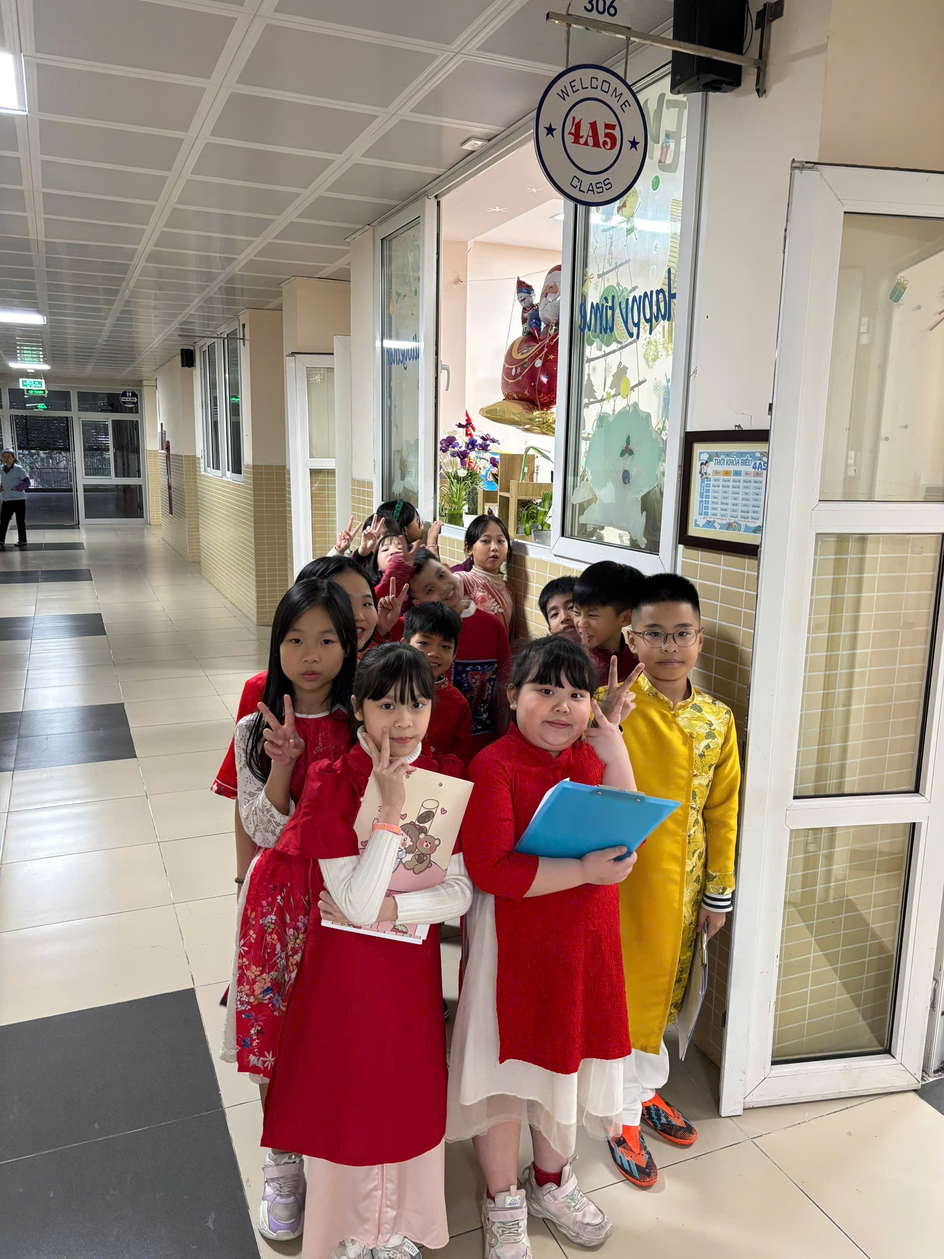 A group of children in a hallway
AI-generated content may be incorrect.